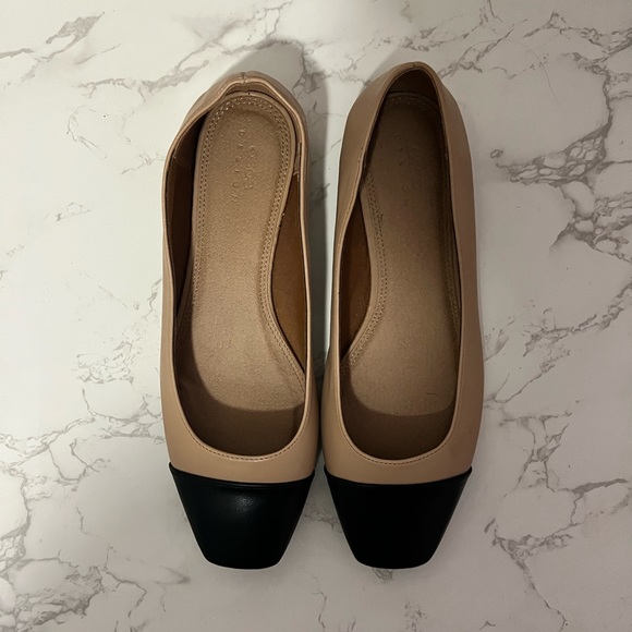 Wide fit locket square toe ballet flats in beige and black - Picture 3 of 6